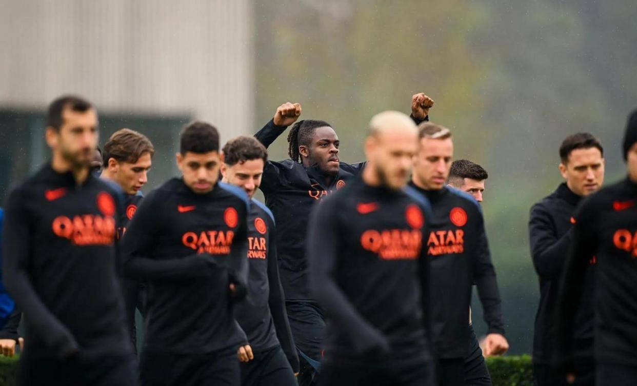 包含曼城训练开放日，转会期队长鼓劲引欢呼，欧冠在即，轮换策略成焦点的词条-爱游戏