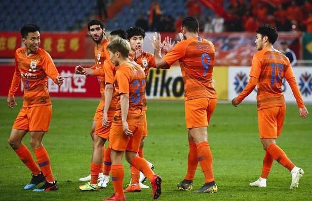 曼联门将奥纳纳出击撞倒卡拉季奇-爱游戏